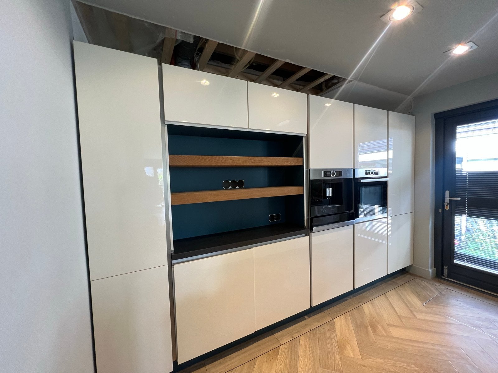 Moderne keuken met kookeiland en inbouwapparatuur, Huis en Inrichting, Ophalen, Gebruikt, Wit, Greeploos