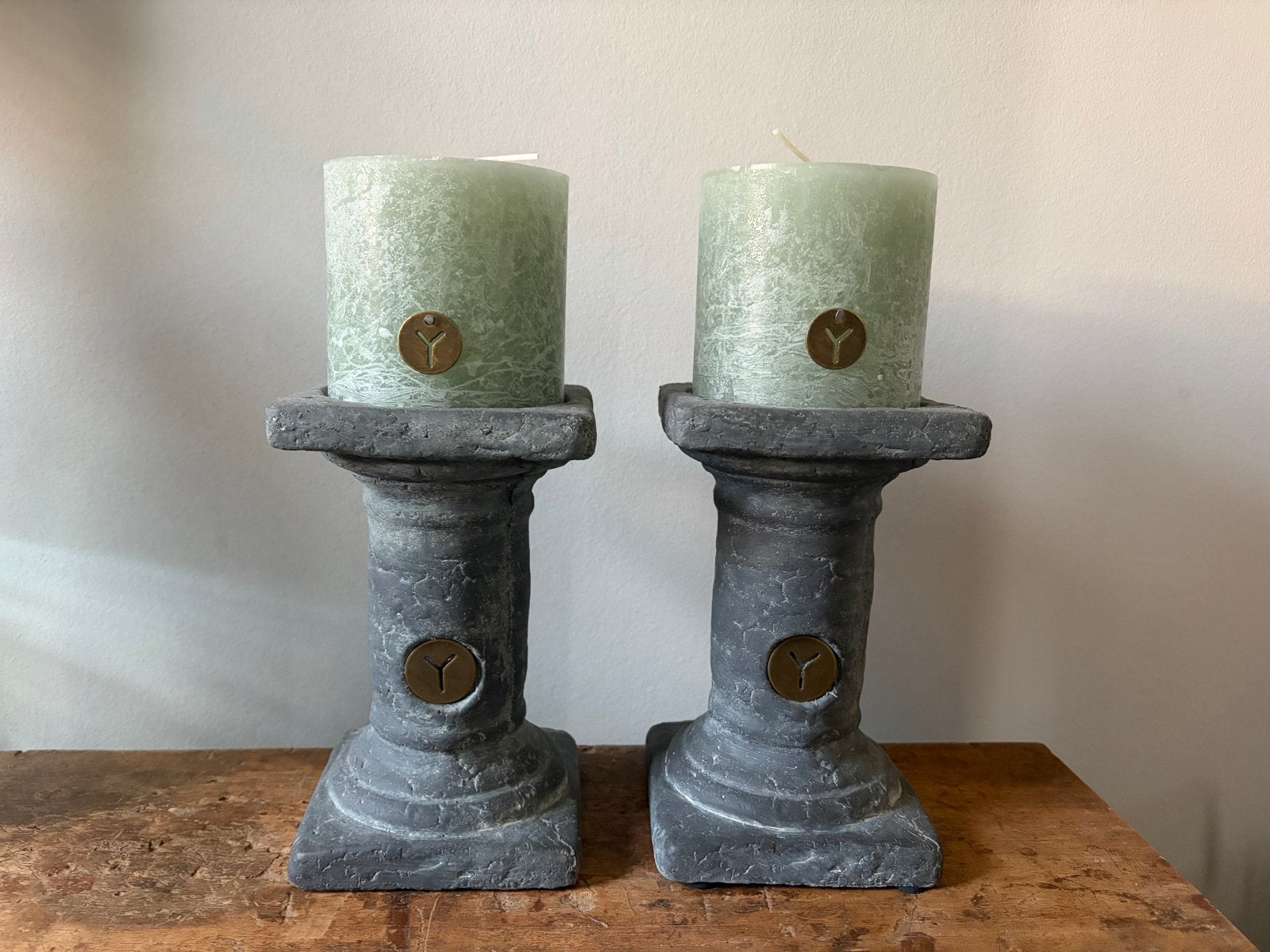Set van 2 Brynxz kandelaars met kaarsen - Nieuwstaat, Ophalen, Brynxz, Nieuw, Grijs