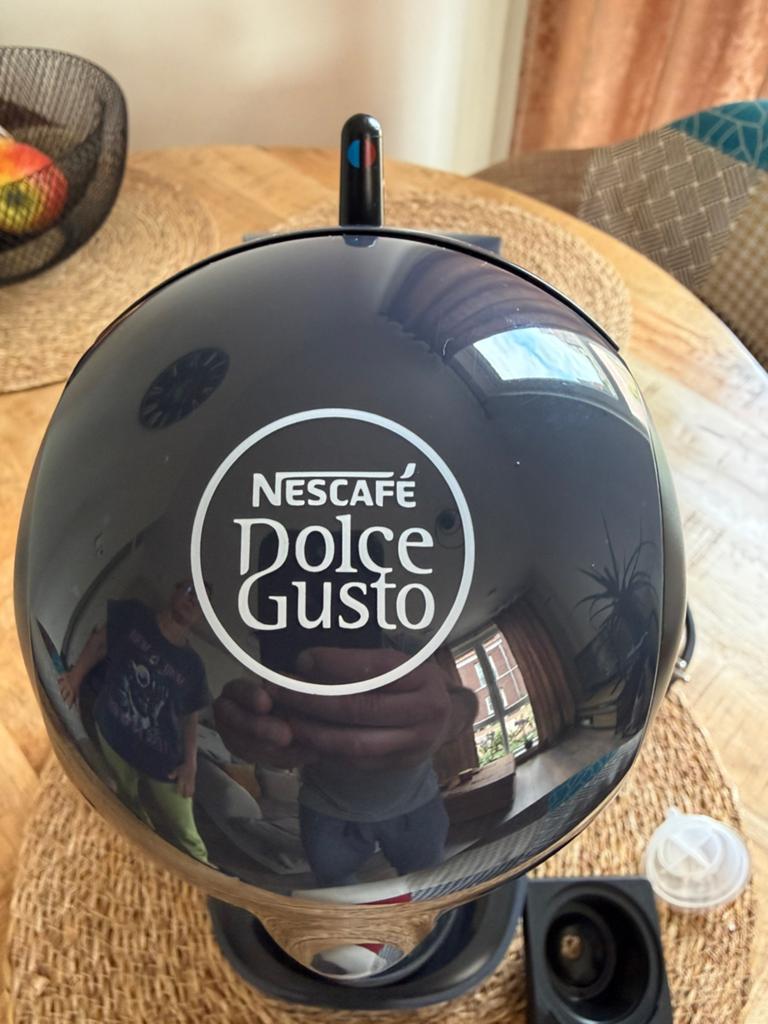 Krups Dolce Gusto coffee machine. Black, perfect condition., Ophalen of Verzenden, Zo goed als nieuw, Koffiemachine