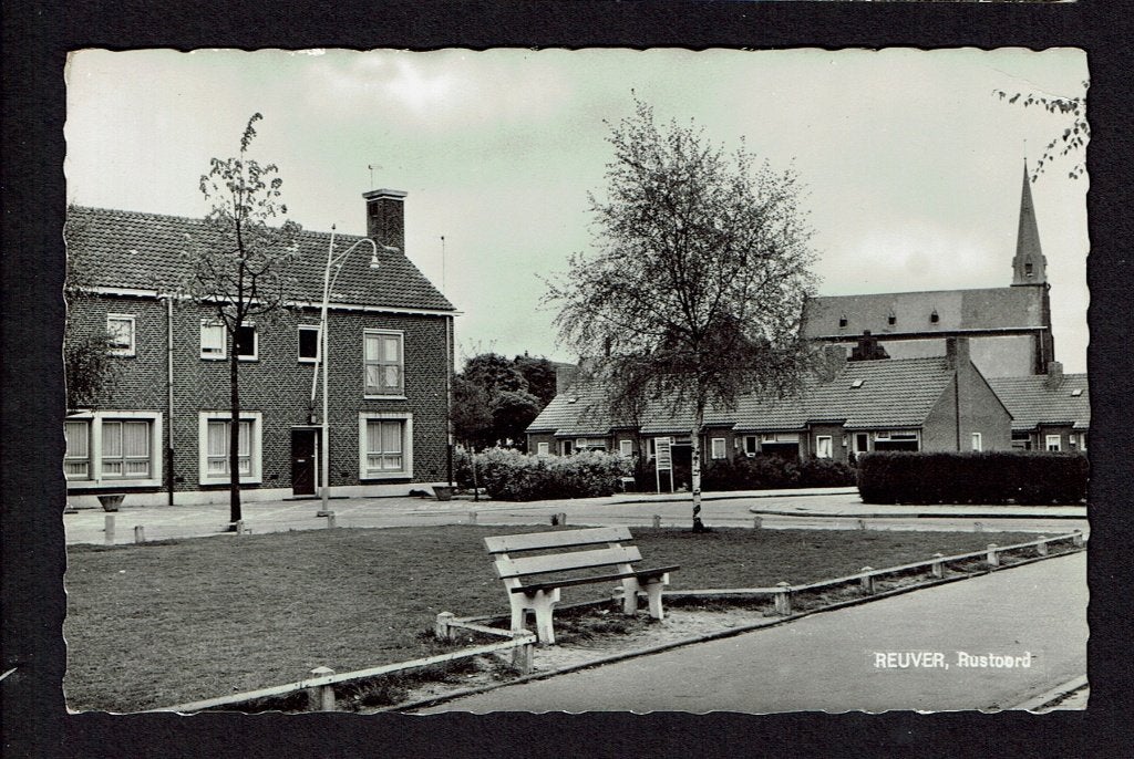 Reuver,  - 1966 - Rustoord dorpsgezicht met kerk, Ophalen of Verzenden, 1960 tot 1980, Gelopen, Limburg