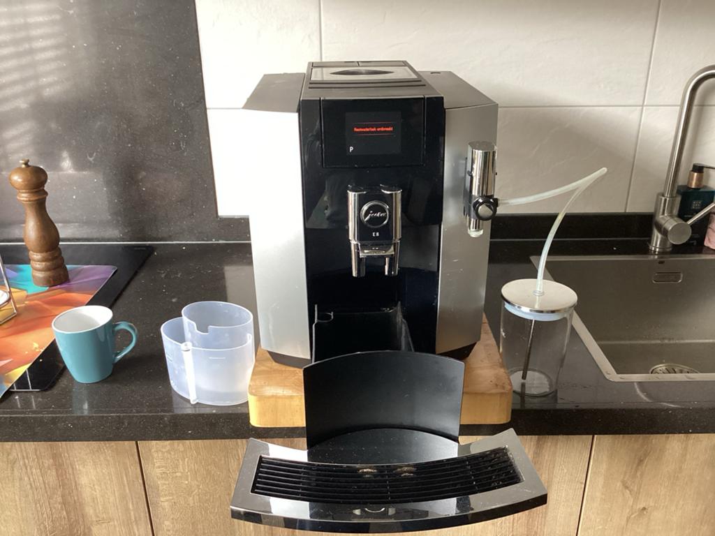 Jura E8 koffiemachine met touchscreen, Witgoed en Apparatuur, Koffiezetapparaten, Stoompijpje, Gebruikt, Koffiemachine, Koffiebonen