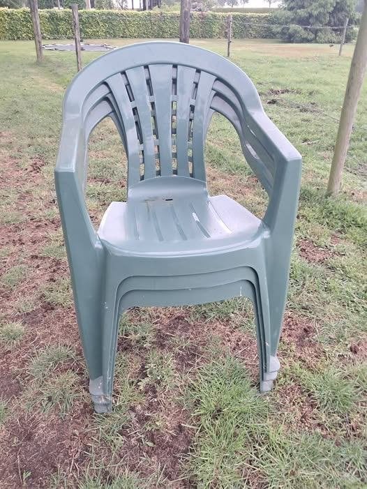 Gratis 3 Tuinstoelen, Tuin en Terras, Ophalen, Zo goed als nieuw, Kunststof, Stapelbaar