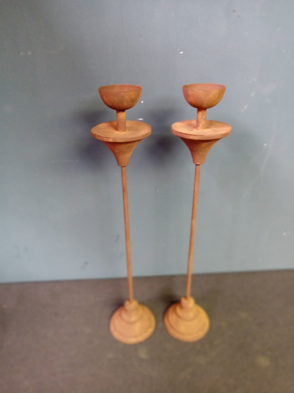 2 grote roestkleurige kandelaars, Ophalen of Verzenden