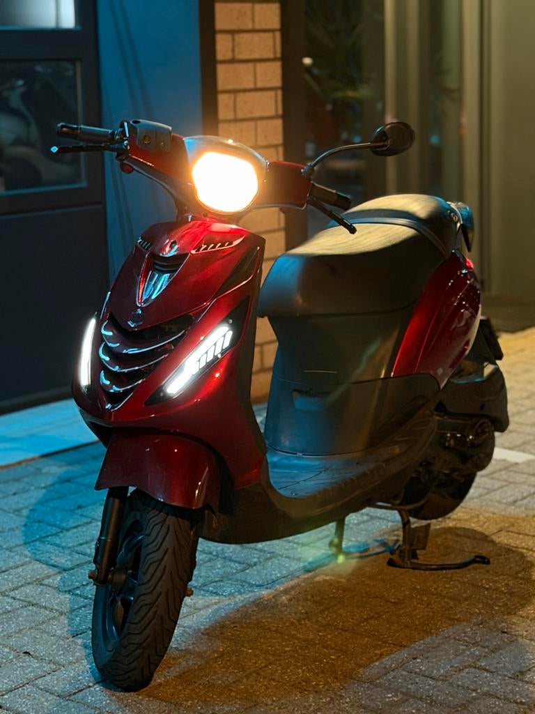Piaggio zip, Fietsen en Brommers, Scooters | Piaggio, Zo goed als nieuw, Zip, Benzine, Ophalen of Verzenden