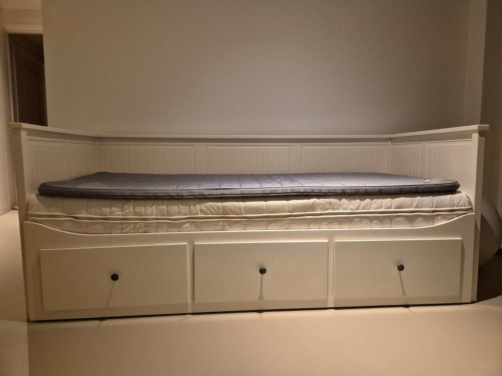 Mooie Ikea Hemnes uittrek bedbank, Verstelbaar, Wit, Romantisch, Tweepersoons