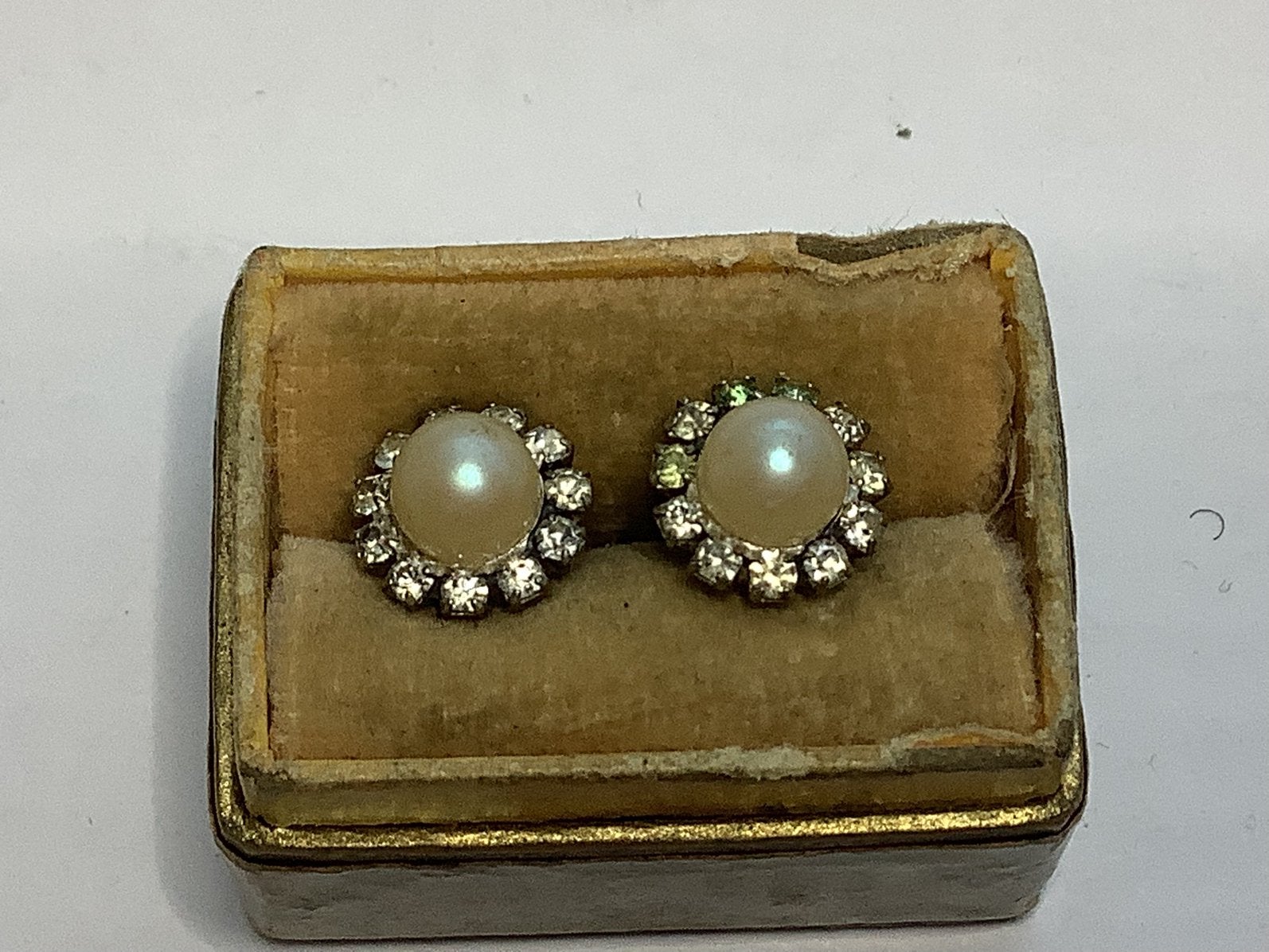 ZILVER OORKNOPPEN MET PAREL EN WITTE EDELSTENEN, Verzenden, Zilver, Oorbellen