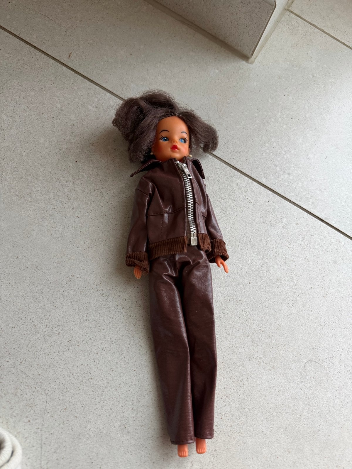 Vintage pop met bruin leren pakje, Ophalen of Verzenden, Gebruikt, Overige typen