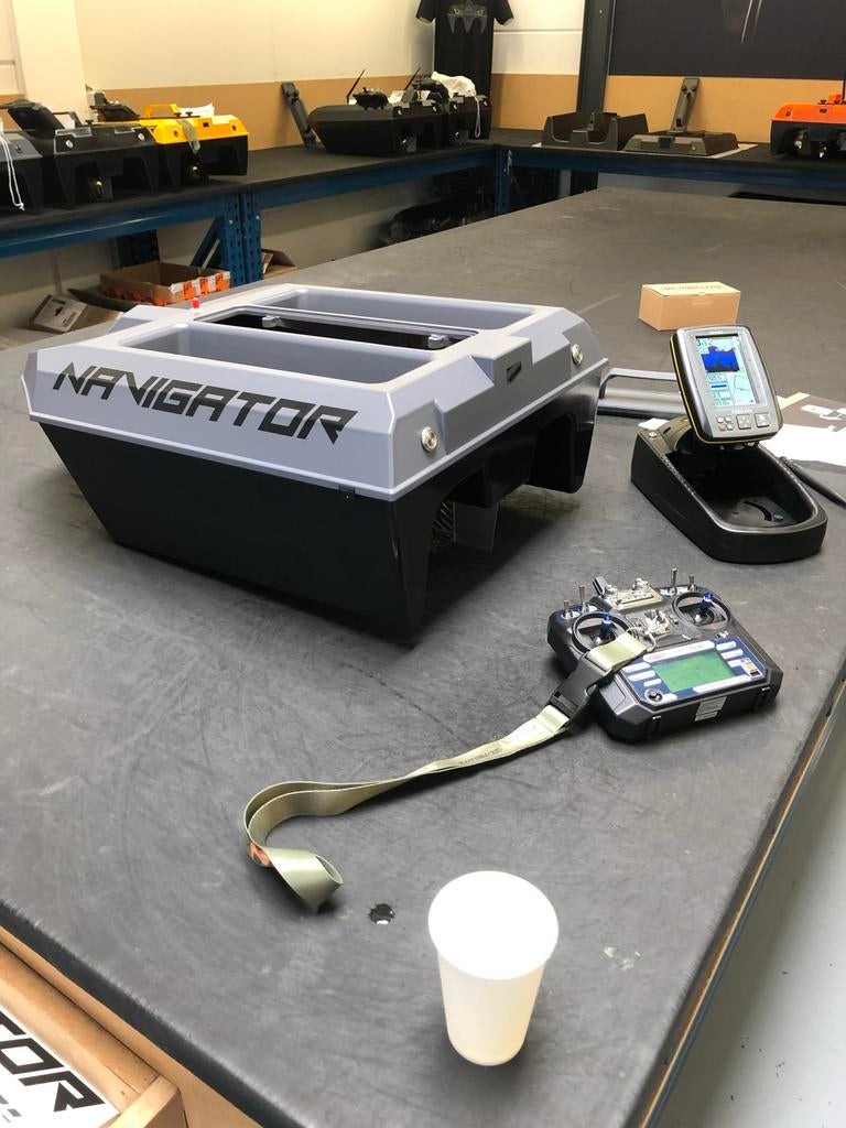 Voerboot Navigator met Toslon TF 640 (2021), Ophalen of Verzenden, Gebruikt