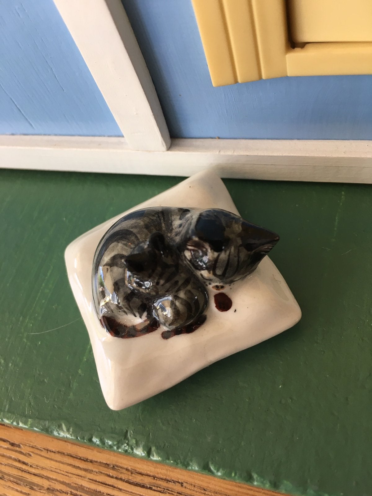 Beeldje met moeder kat en kitten voor de poppenhuis., Ophalen of Verzenden, Zo goed als nieuw, Decoratie