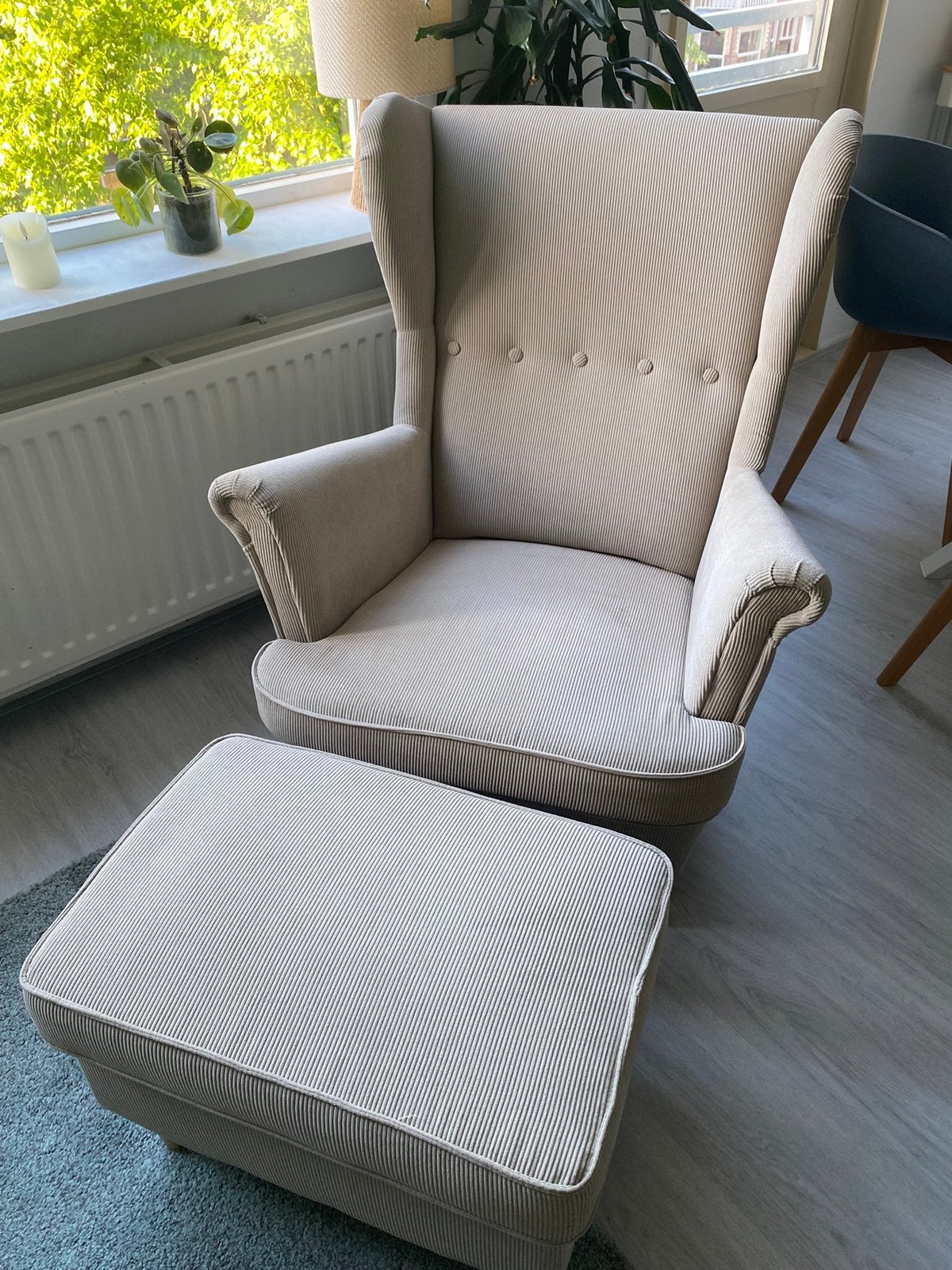 IKEA STRANDMOM oorfauteuil met voetenbankje beige 100 euro, Huis en Inrichting, Fauteuils, Ophalen, Zo goed als nieuw, 75 tot 100 cm
