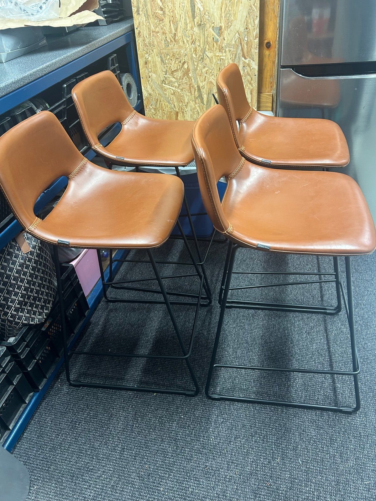 4x Kave Home Zahara barkrukken - bruin polyurethaan, Ophalen, Kunststof, Gebruikt, Met voetsteun