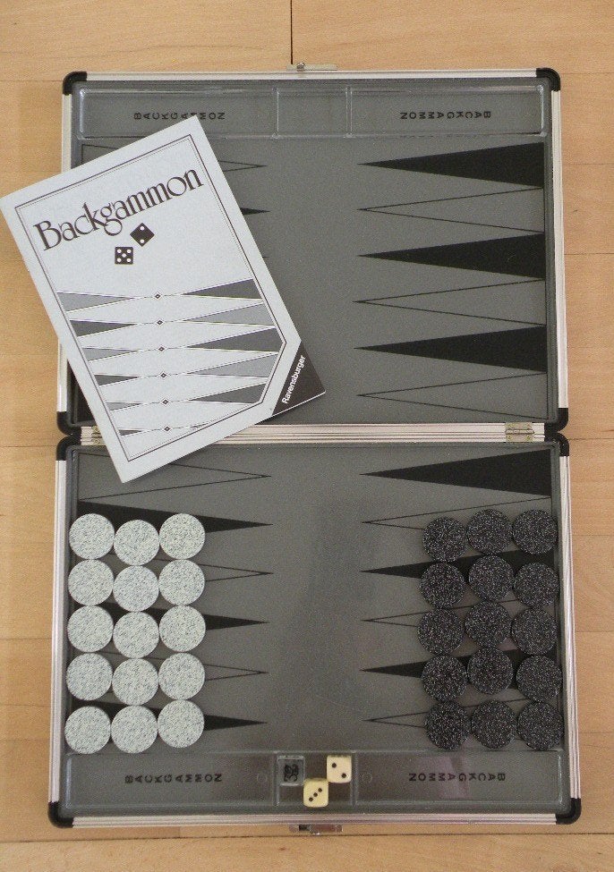 Backgammon in metalen koffer. Mooie stukken., Ophalen of Verzenden, Minder dan 500 stukjes, Zo goed als nieuw, Overige typen