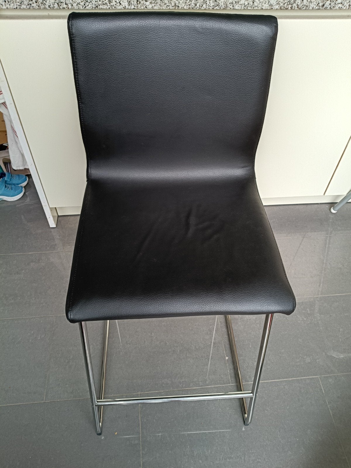 Ikea zwarte barstoel, Ophalen, Zwart, Leer, Zo goed als nieuw