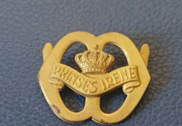 Baretembleem GFPI 1e Versie Buiglippen INF Prinses Irene, Verzenden, Landmacht, Nederland, Embleem of Badge