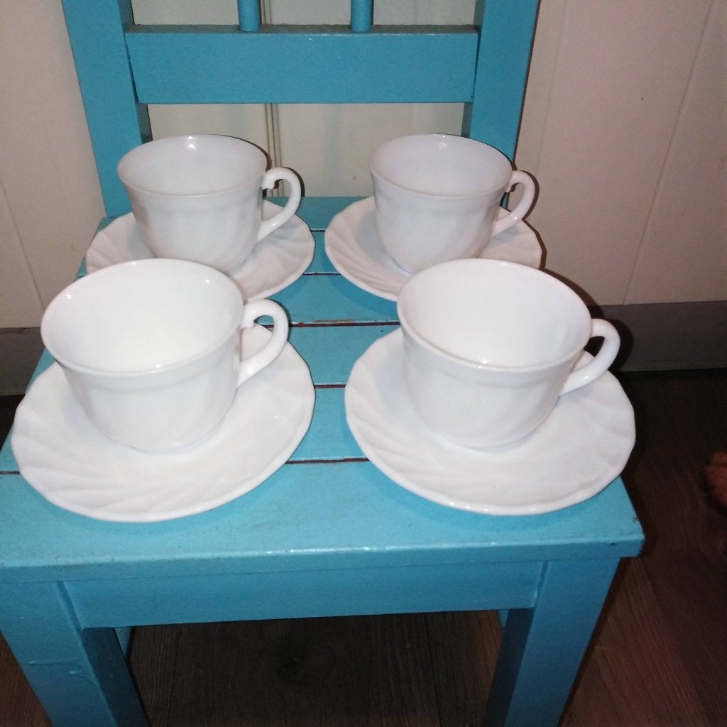 Arcopal Trianon Swirl opaline kop en schotels set van 4, Huis en Inrichting, Keuken | Servies, Ophalen, Gebruikt, Glas, Overige stijlen