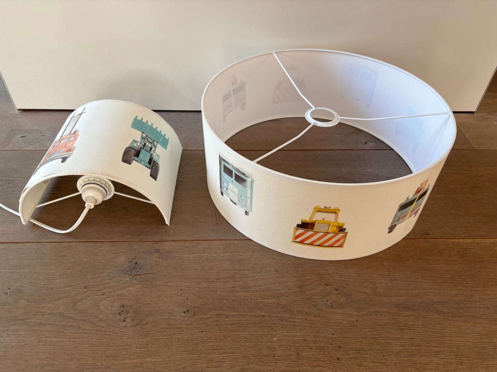 Wandlamp en lampenkap kinderkamer - autos, Kinderen en Baby's, Kinderkamer | Inrichting en Decoratie, Ophalen, Zo goed als nieuw