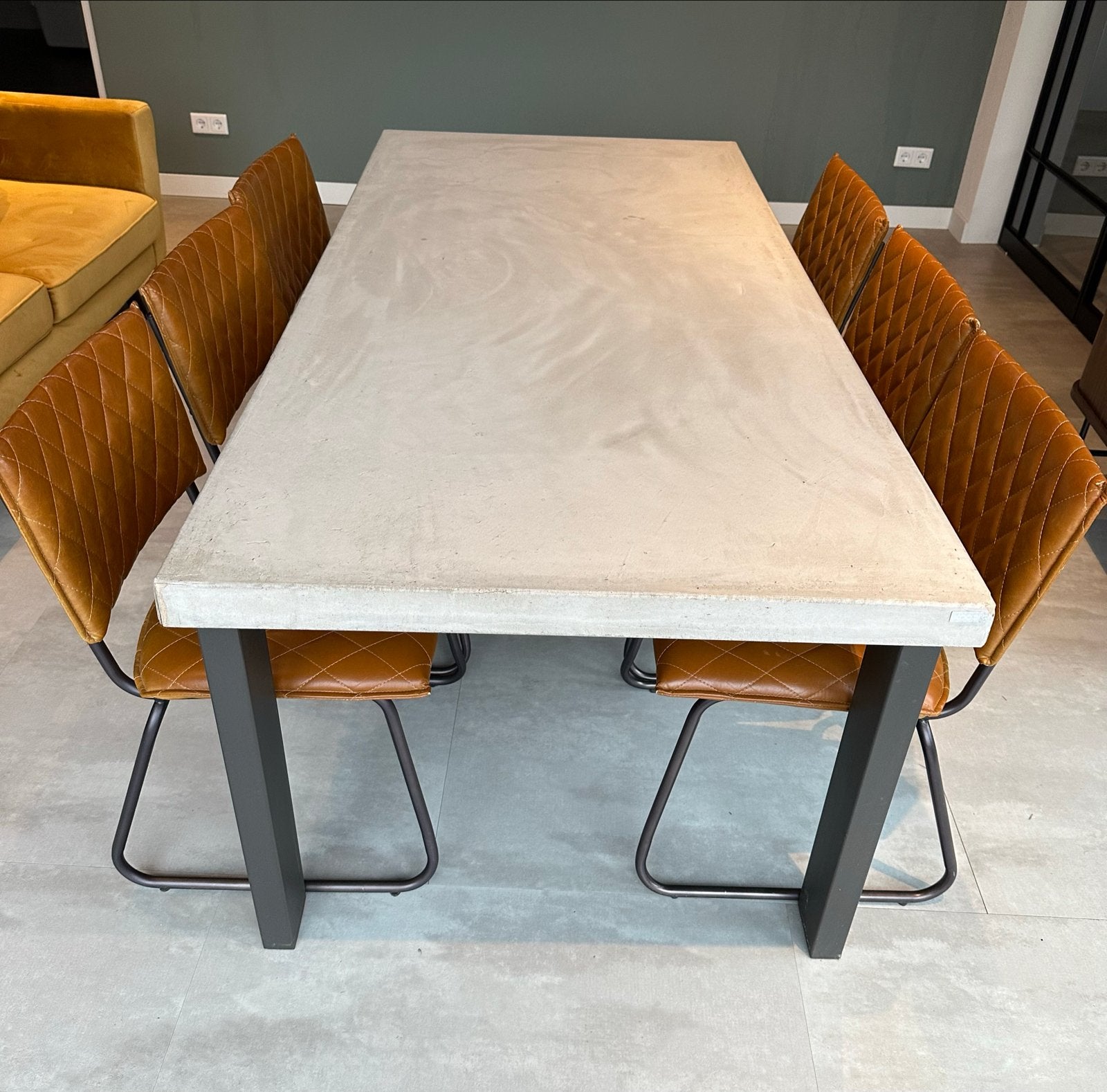 Industriële eettafel xooon met betonlook blad, Ophalen, Gebruikt, 50 tot 100 cm, Vier personen