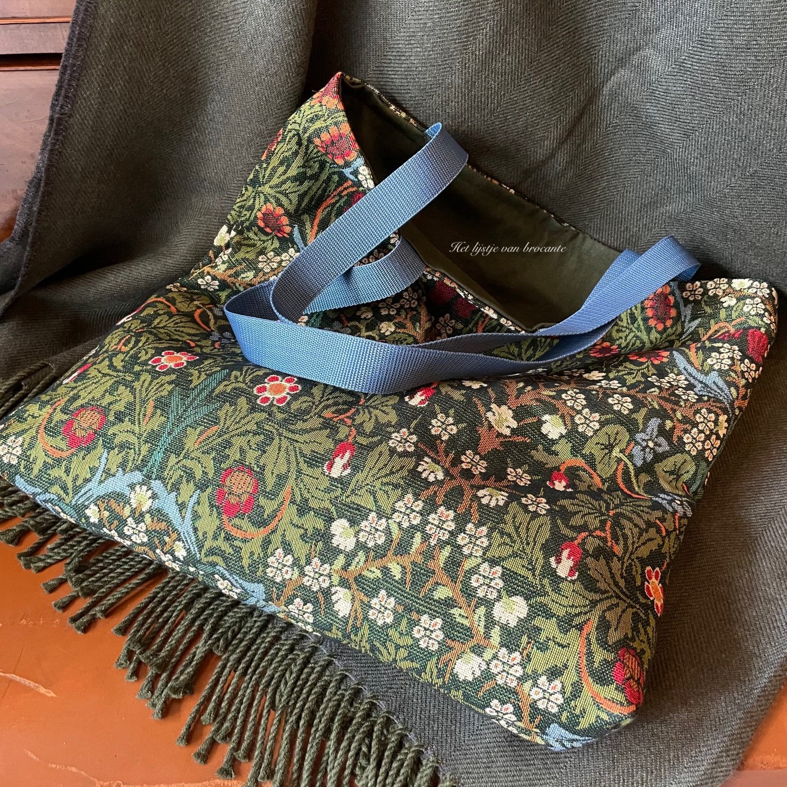 Handgemaakte Tote bag William Morris Black Thorn Gobelin, Westdijk 41 3241 GT Middelharnis, Info@lijstjevanbrocante.nl, Shopper