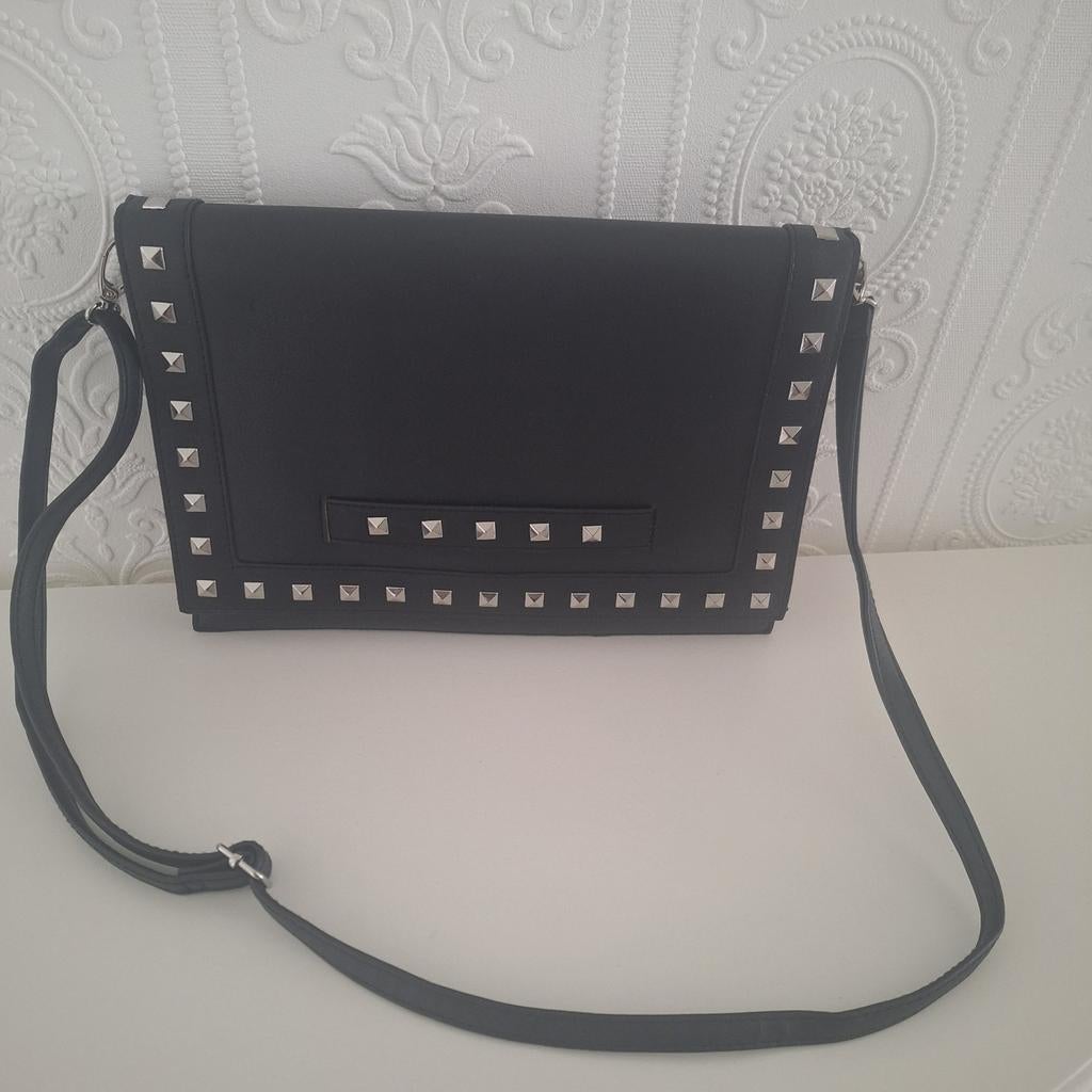 Zwarte crossbody tas met studs nieuw!, Sieraden, Tassen en Uiterlijk, Tassen | Schoudertassen, Ophalen of Verzenden, Nieuw, Zwart