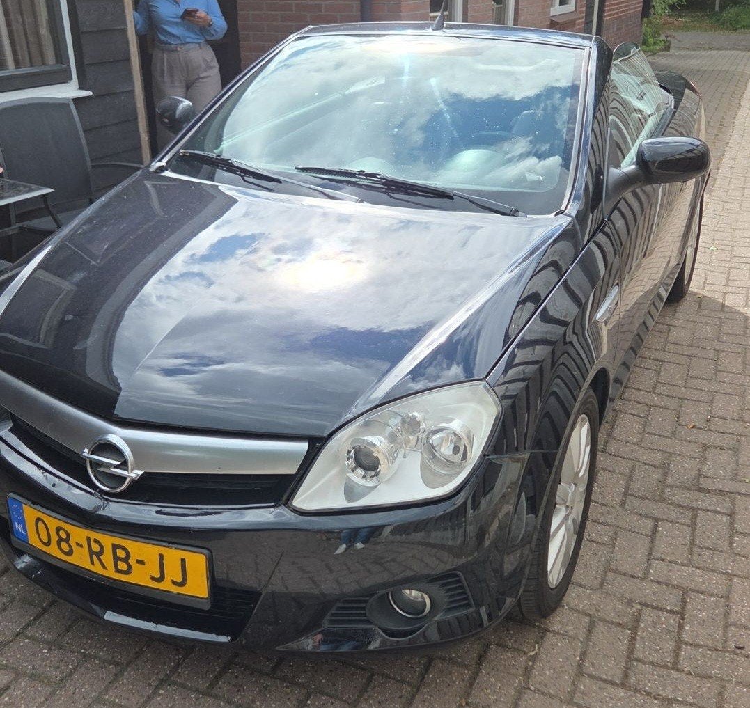 Opel Tigra 1.8 16V Twintop 2005 Zwart, 125 pk, 4 cilinders, 1796 cc, Zwart