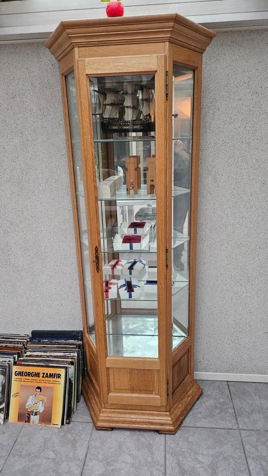 Elegante vitrinekasten met glazen planken en lade(s) TEAB, Ophalen, Minder dan 50 cm, Gebruikt, Minder dan 25 cm
