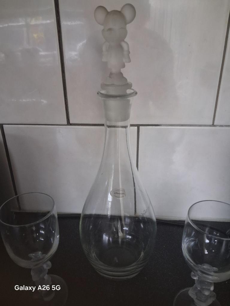 Mickey Mouse karaf met 2 glazen - nieuw, Antiek en Kunst, Antiek | Glas en Kristal, Ophalen of Verzenden