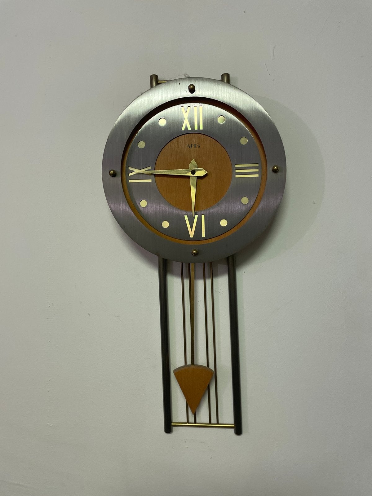 Stijlvolle wandklok met slinger - 50 cm hoog, Antiek en Kunst, Ophalen