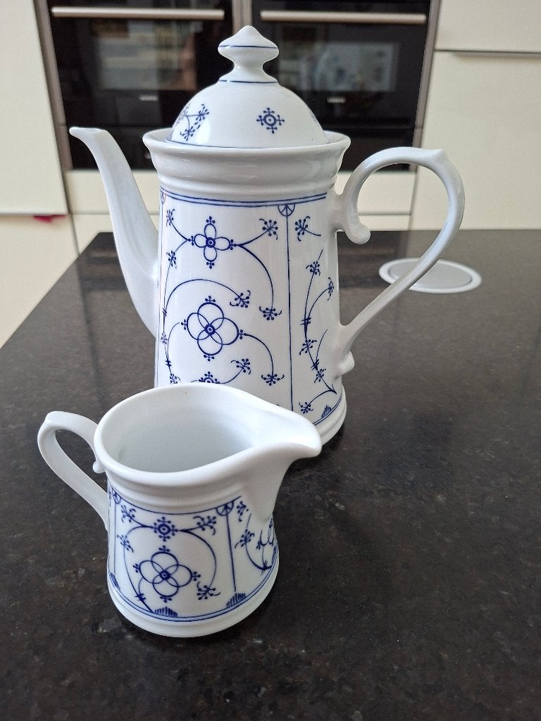 Porseleinen kan en melkkan met stempel, Ophalen of Verzenden