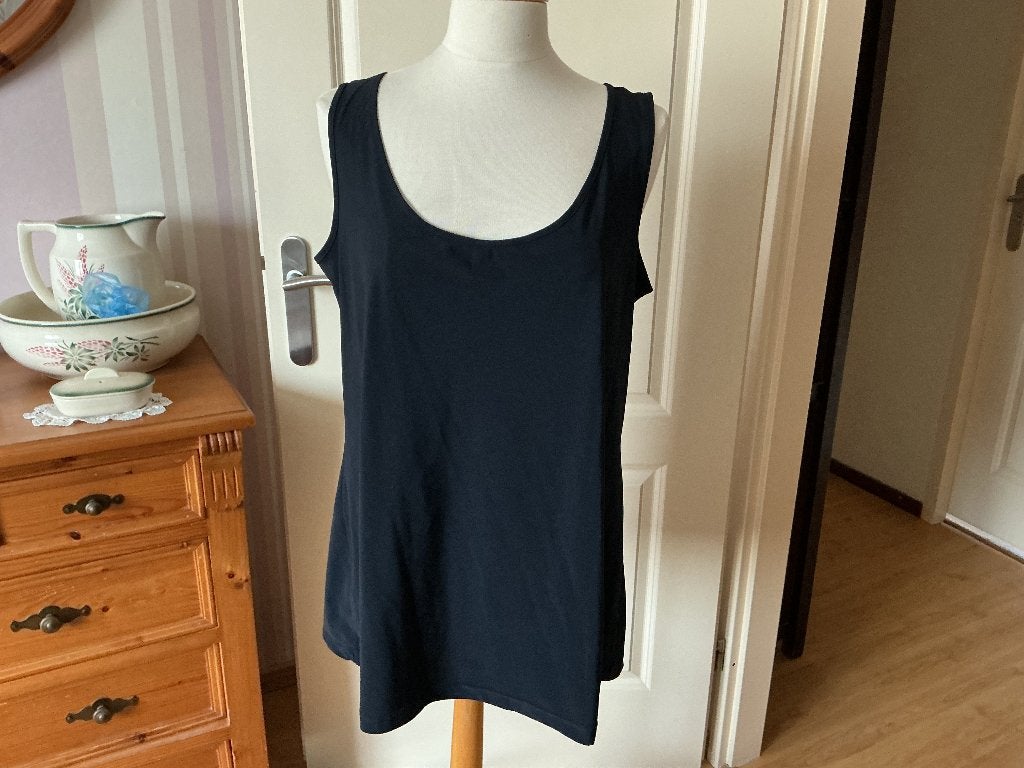 Donkerblauwe top van Plus Basics. Oksel tot oksel is 58 cm, Kleding | Dames, Tops, Plus Basics, Blauw, Maat 42/44 (L), Ophalen of Verzenden
