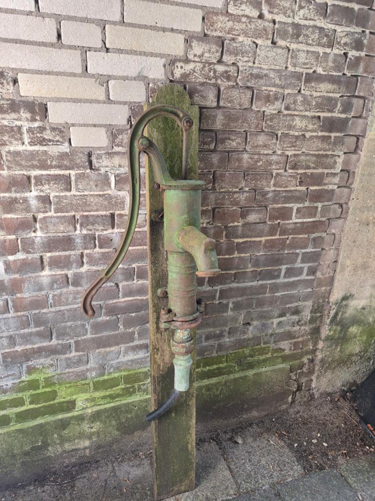 Antieke waterpomp - decoratief gietijzer, Antiek en Kunst, Ophalen
