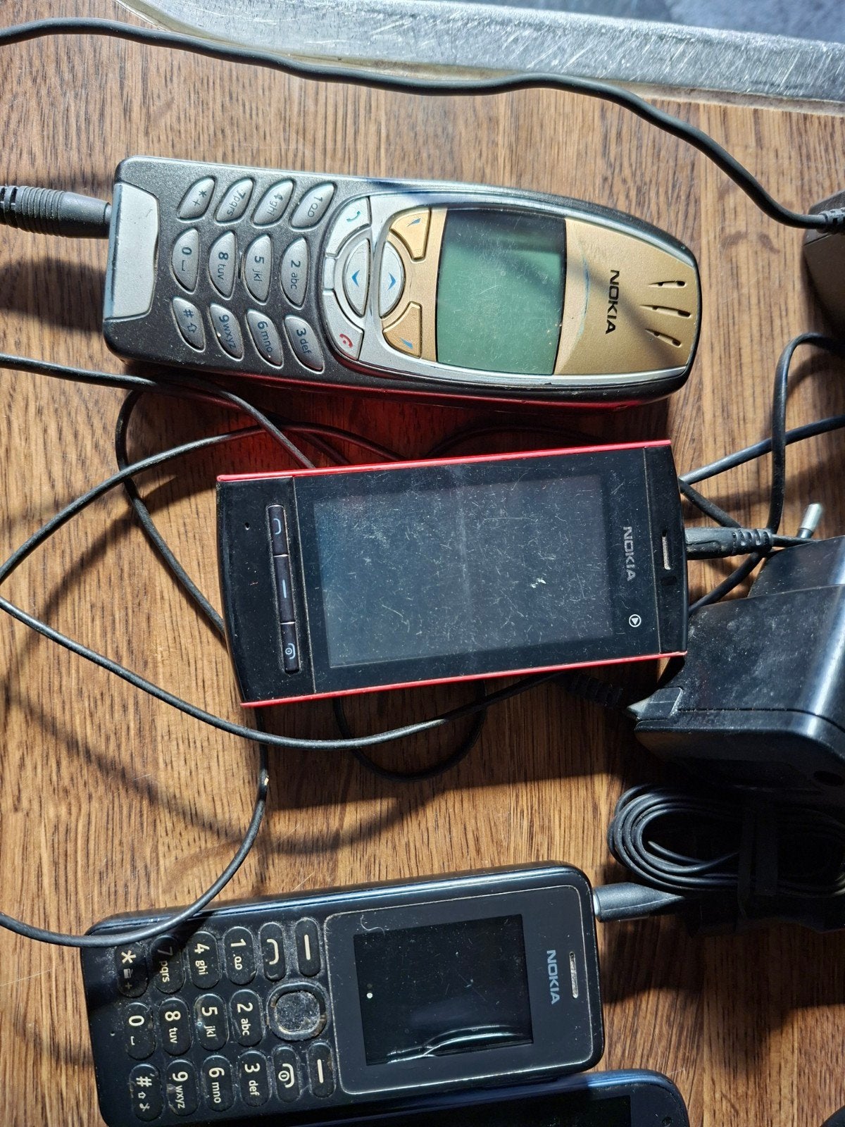 Oude Nokia telefoons en TomToms met opladers, Gebruikt, Fysiek toetsenbord, Ophalen of Verzenden, Minder dan 3 megapixel