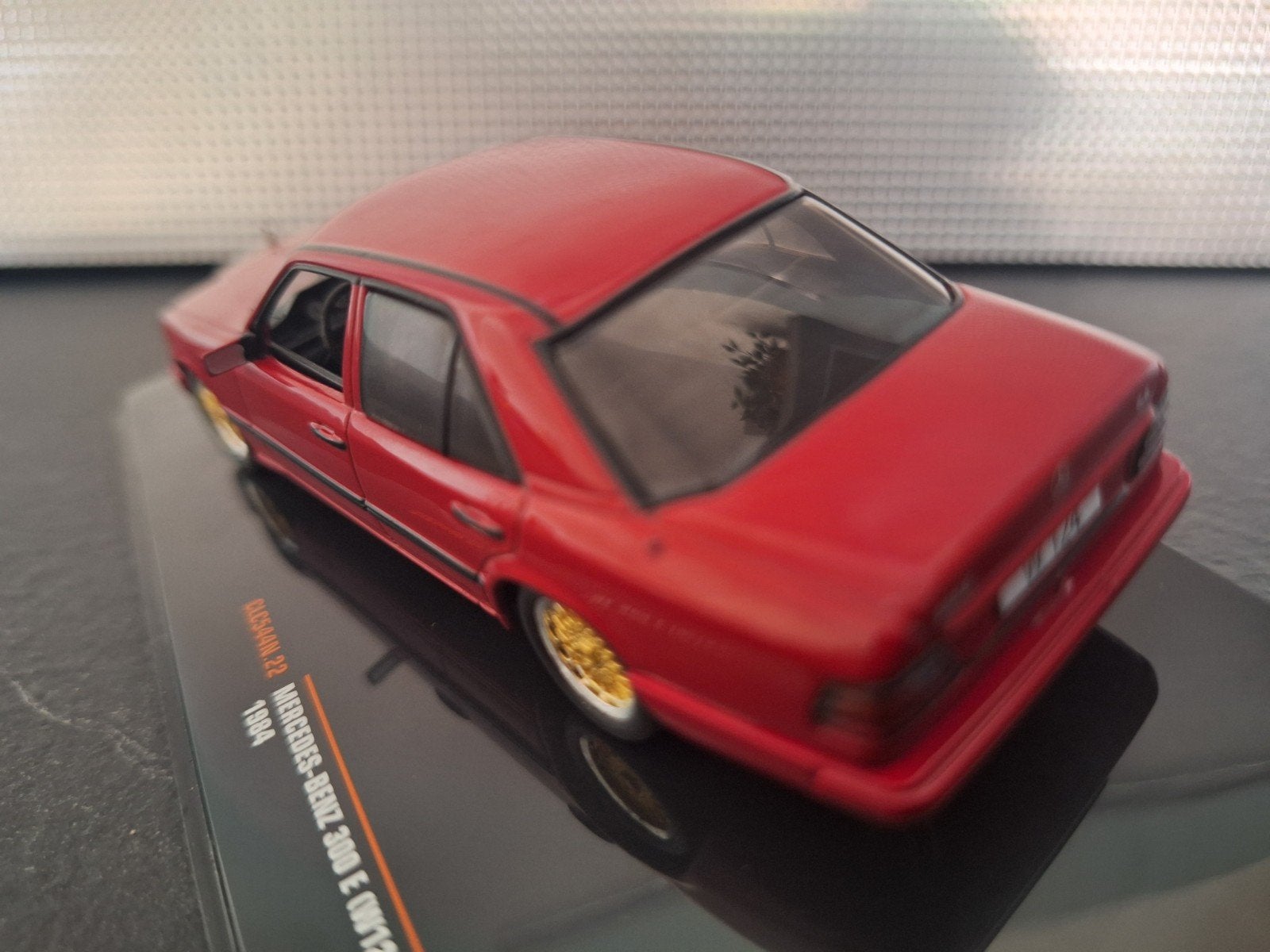 Mercedes Benz 300E W124 1984 Schaal 1:43, Hobby en Vrije tijd, Modelauto's | 1:43, Overige merken, IXO, IXO, Nieuw