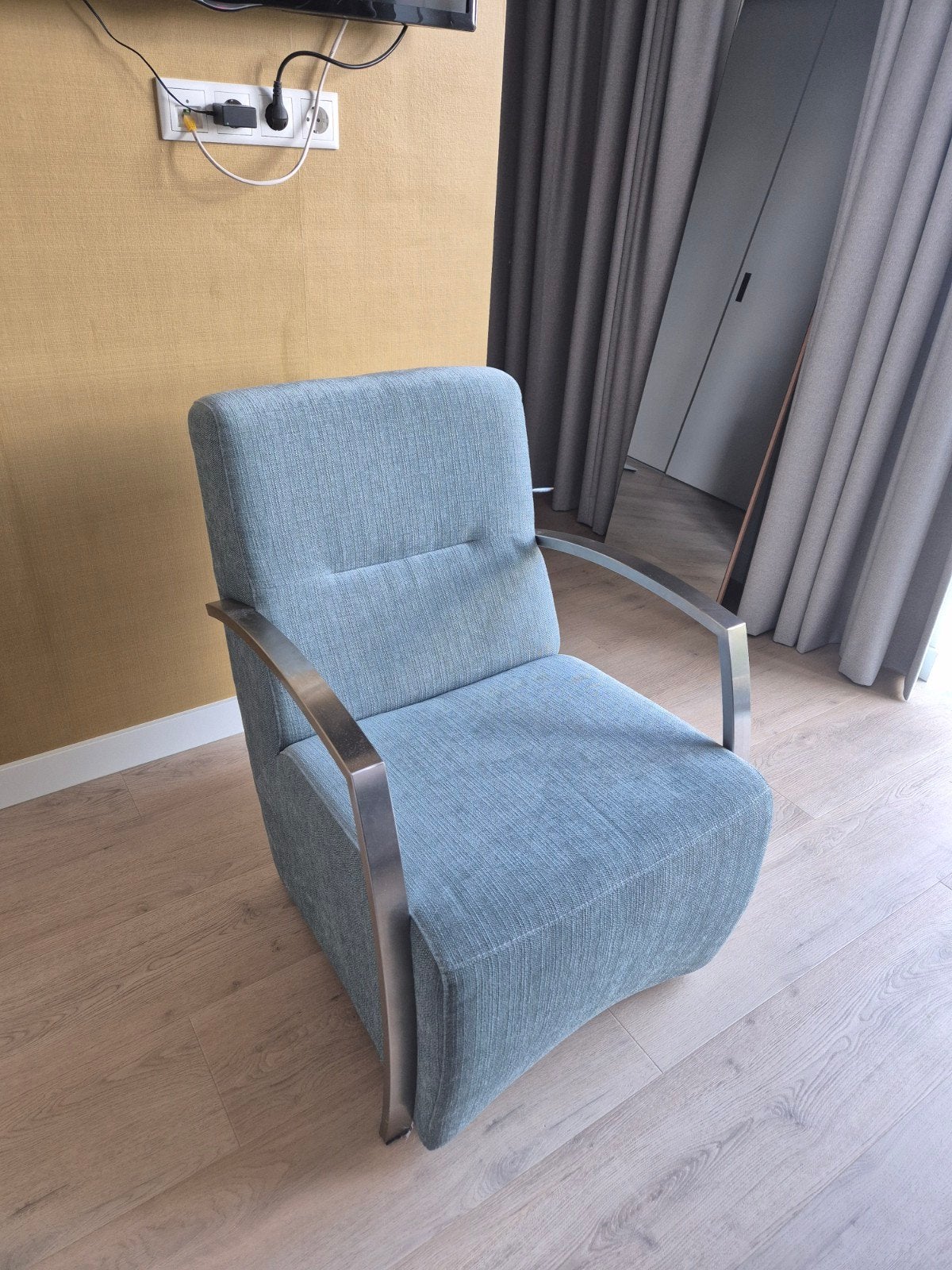 Comfortabele fauteuil met metalen armleuningen, Huis en Inrichting, Ophalen, Blauw, Zo goed als nieuw, Metaal