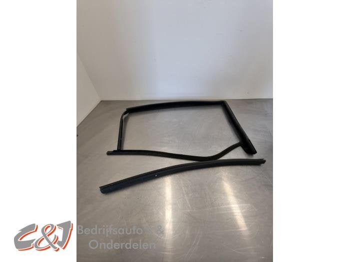 Portierrubber 4Deurs links-voor van een Ford Transit Courier