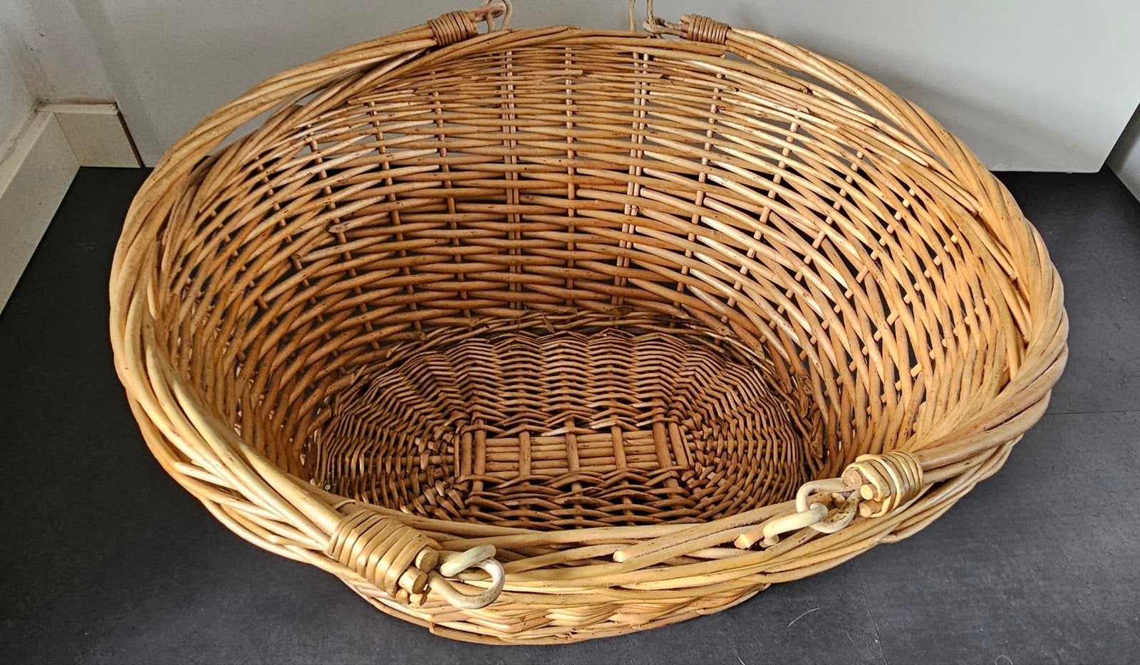 Grote rieten fietsmand / picknickmand met hengsel, Hobby en Vrije tijd, Picknickmanden, Ophalen of Verzenden, Gebruikt, Zonder inhoud