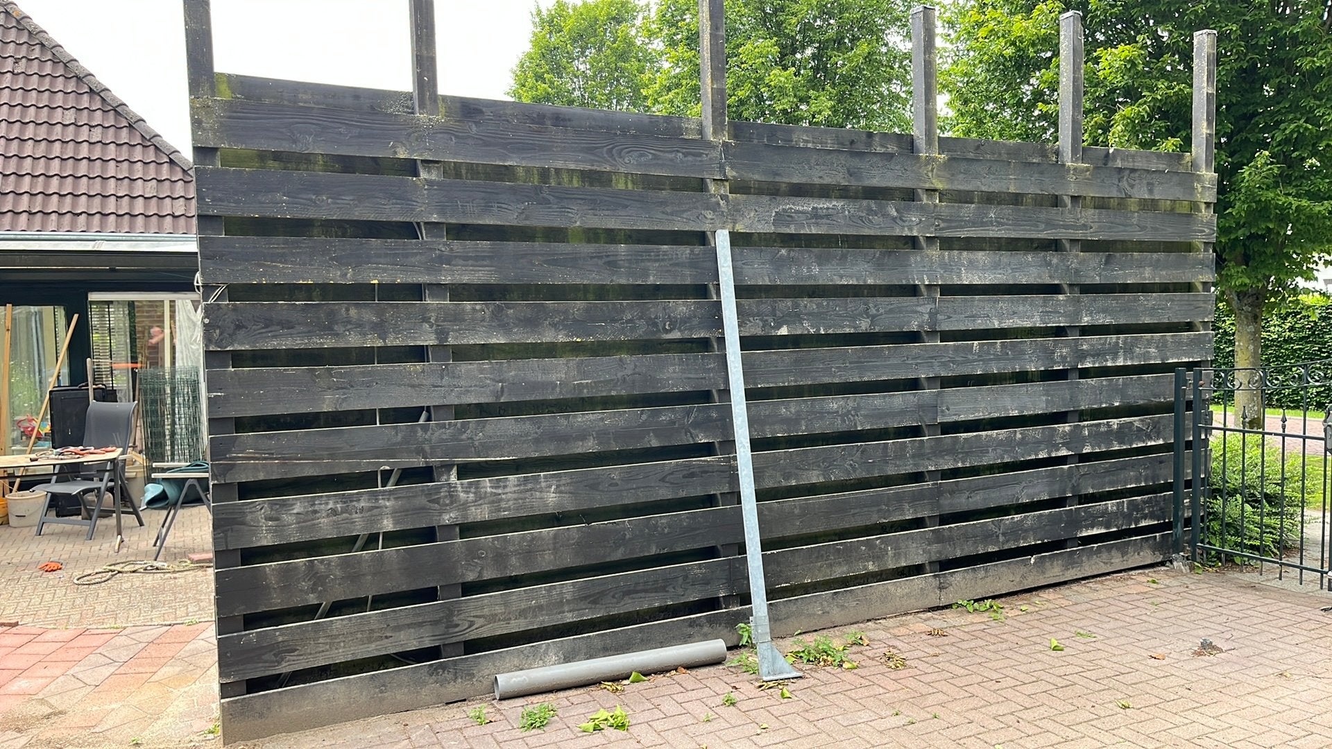 Schutting zwarte planken/ balken, Ophalen, 1 tot 2 meter, 6 meter of meer, Zo goed als nieuw