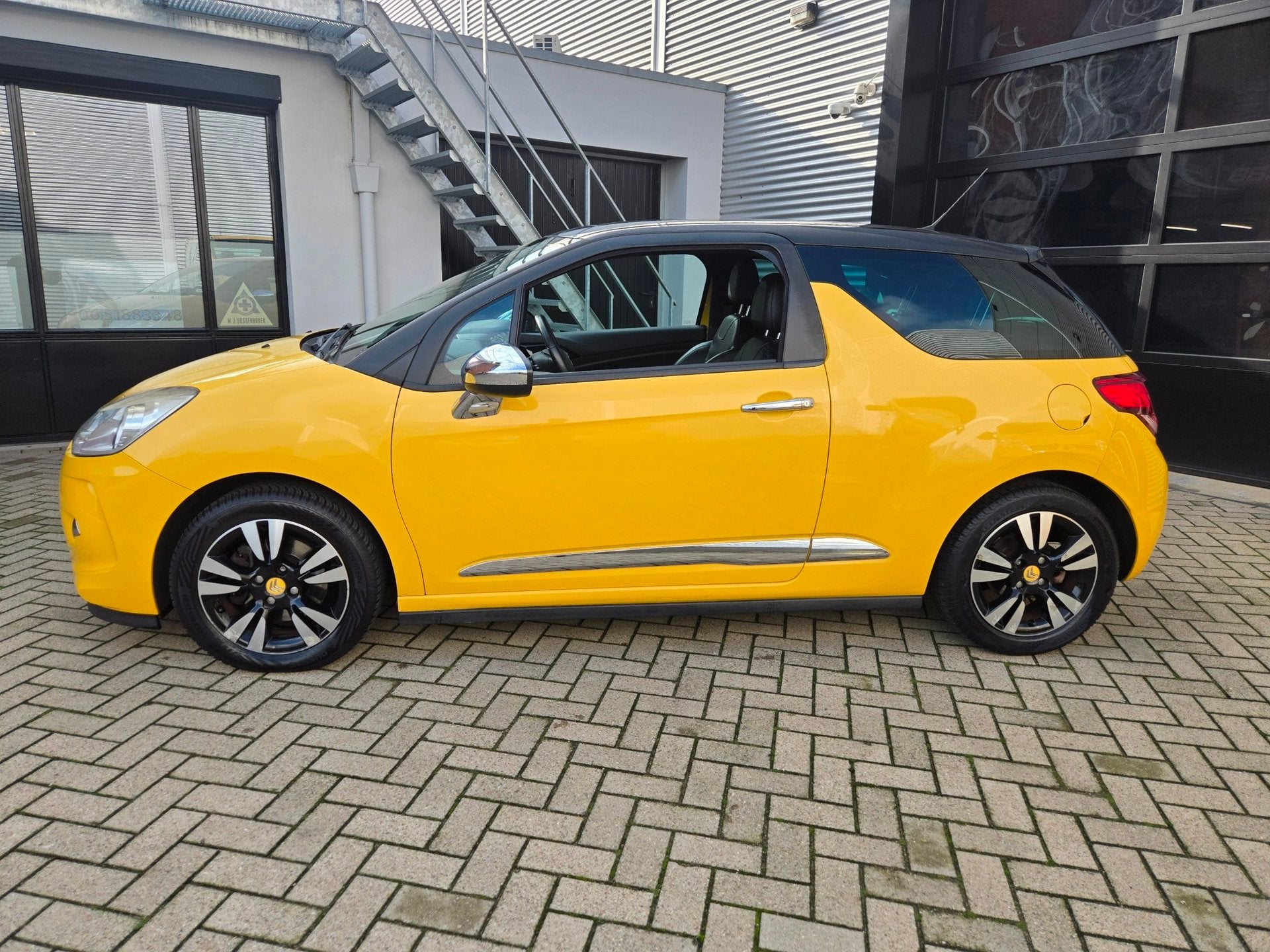 Citroen DS3 1.6 So Chic - Leder - Stoelverwarming - Navi - l, Auto's, Euro 5, Zwart, 4 cilinders, Bedrijf