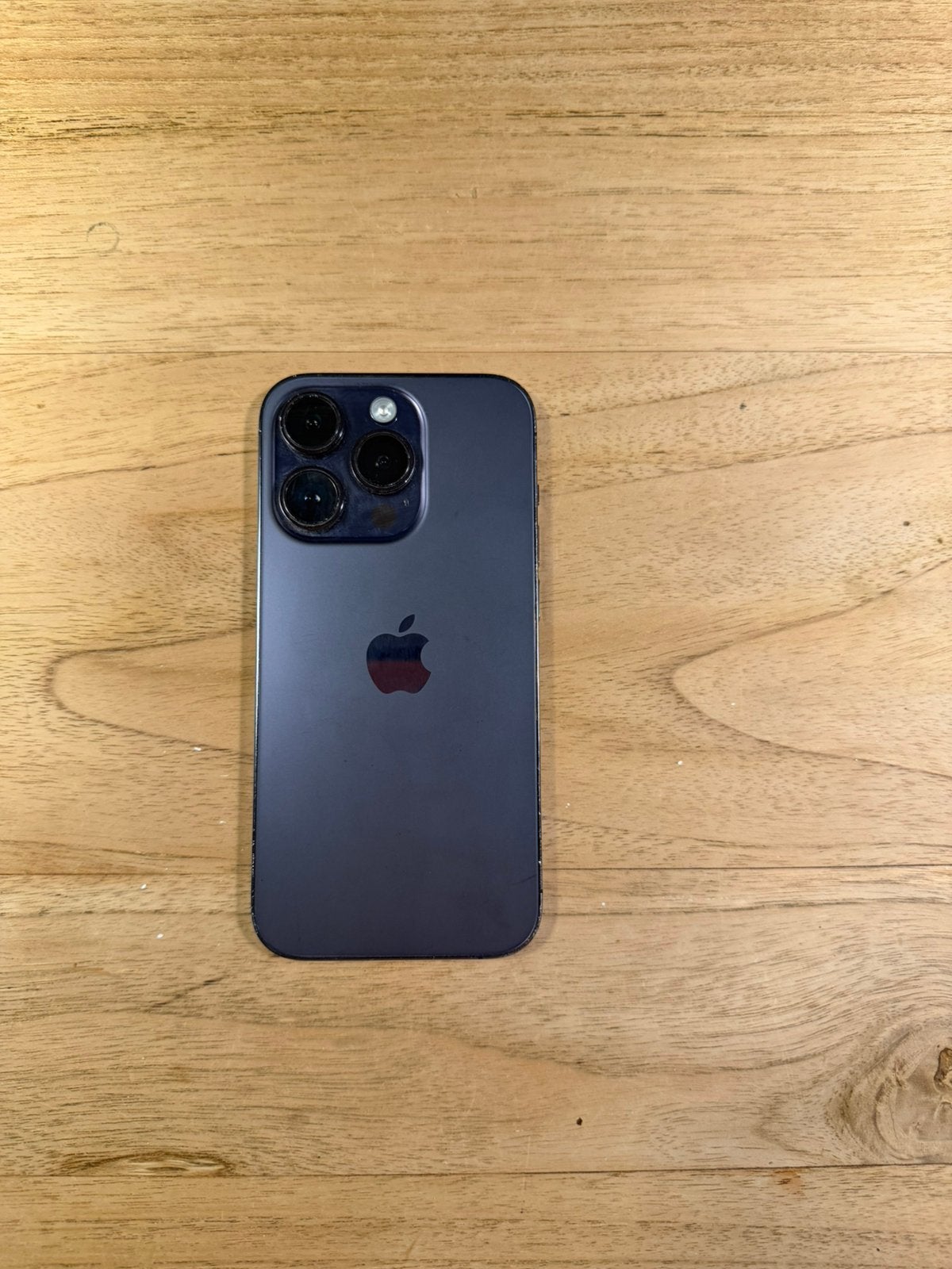 Foto 2 van Apple iPhone 14 Pro 128GB Deep Purple + MagSafe Wallet