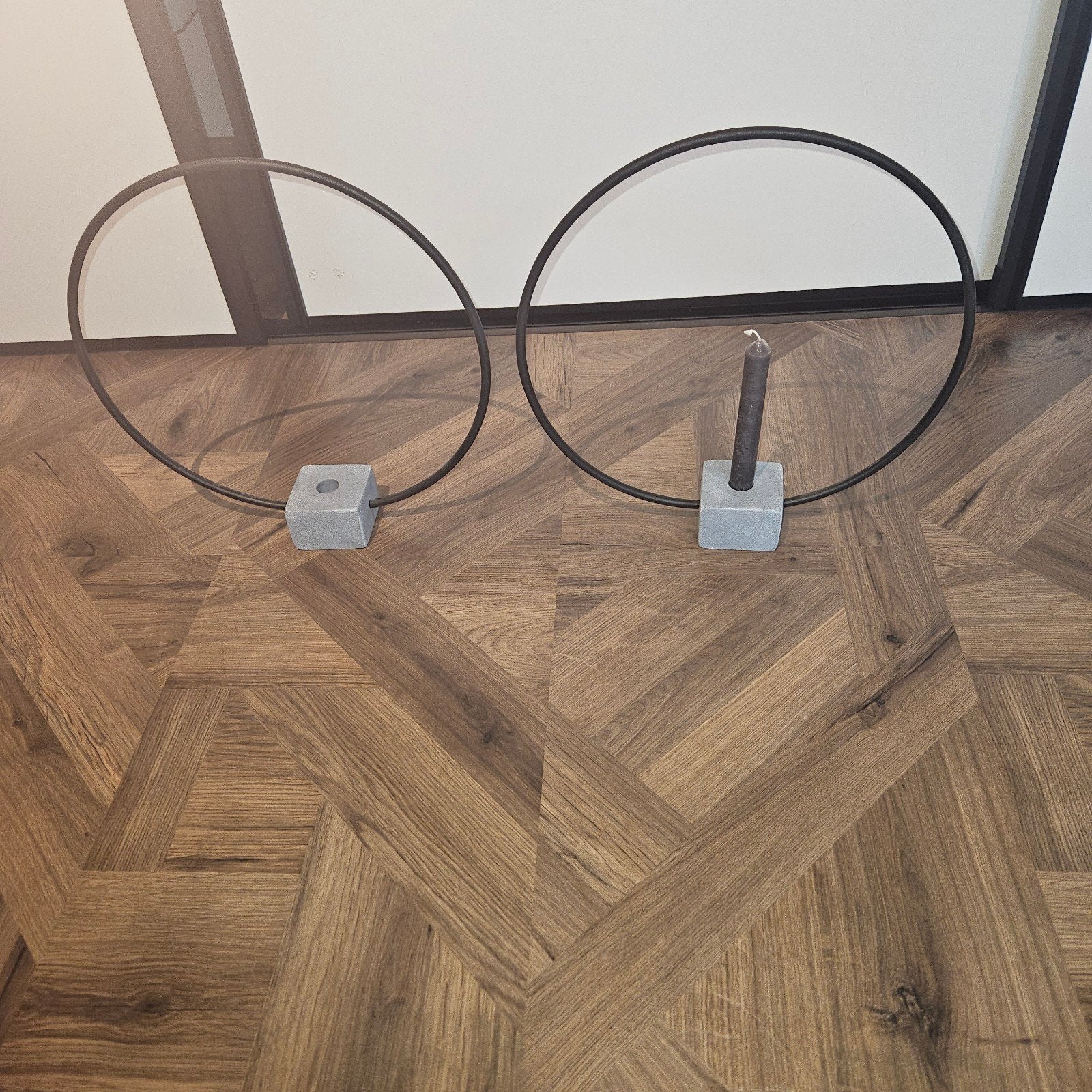 Set van 2 moderne kandelaars met betonnen voet, Huis en Inrichting, Woonaccessoires | Kandelaars en Kaarsen, Gebruikt, Grijs, Ophalen of Verzenden