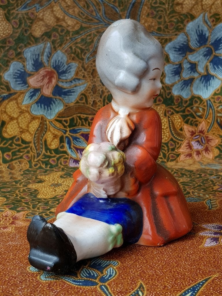 Jongen met bloemen mooi antiek beeldje uit Engeland 13,2 cm., Antiek en Kunst, Ophalen of Verzenden
