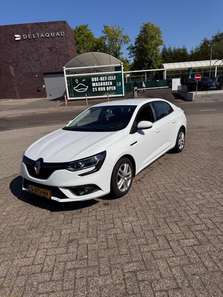 Renault Mégane Sedan 1.3 TCe 140HP | 1st Owner | Rare in NL, Auto's, Stof, 4 cilinders, 1650 kg, Wit