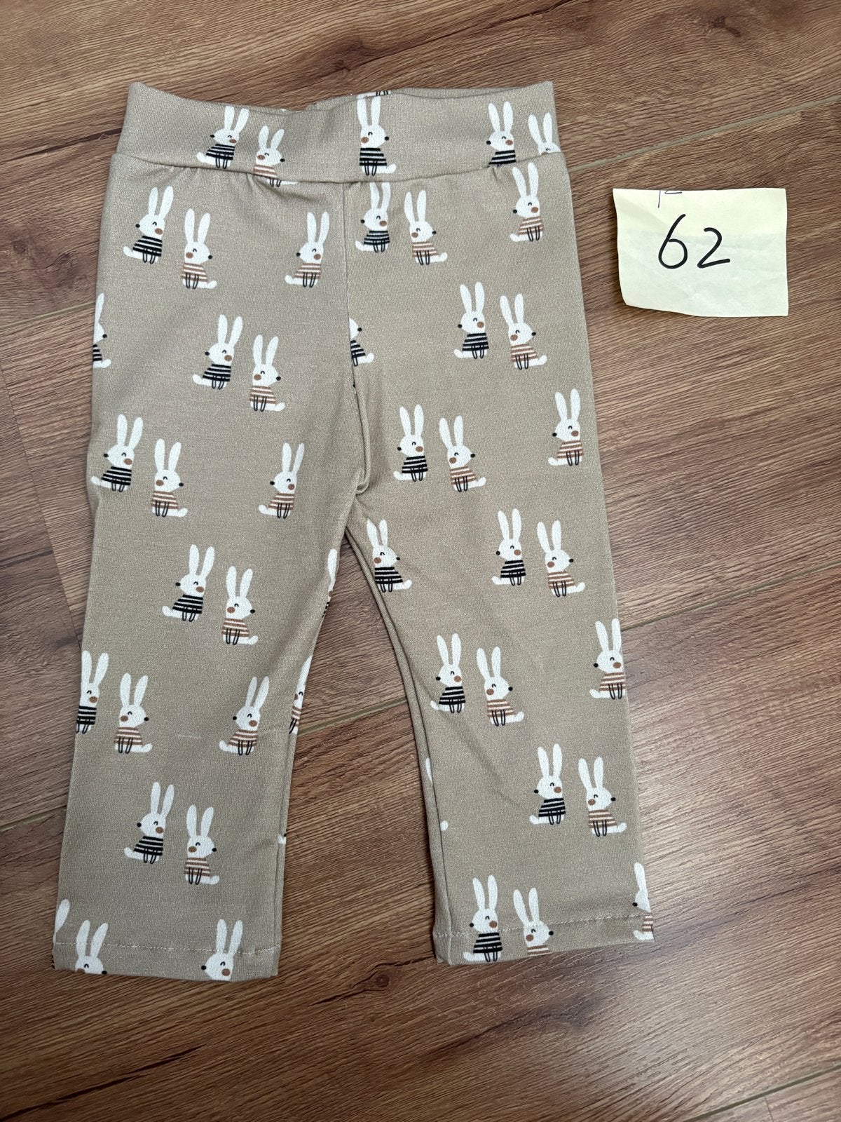 Nieuw handgemaakt zandkleurig broekje met konijnen - Maat 62, Ophalen of Verzenden, Nieuw, Jongetje of Meisje, Broekje