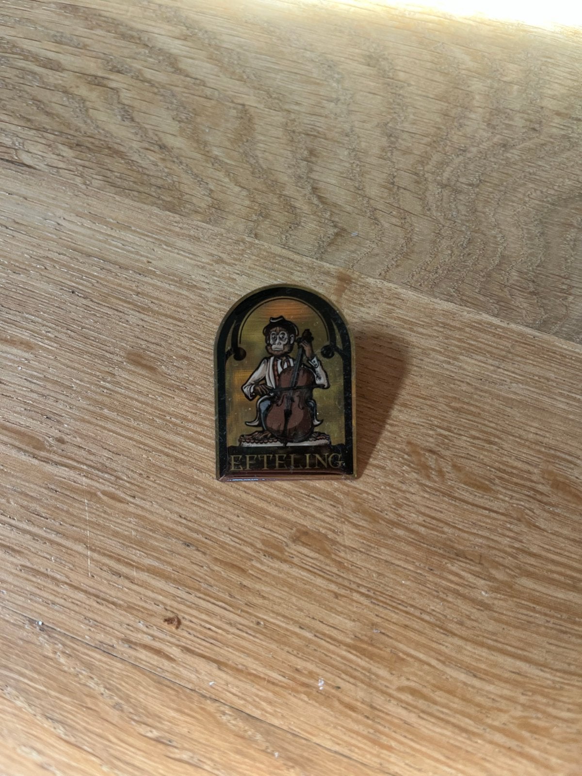 Efteling smidje Pin: aap met Cello, Verzamelen, Efteling, Ophalen of Verzenden, Nieuw, Button of Speldje