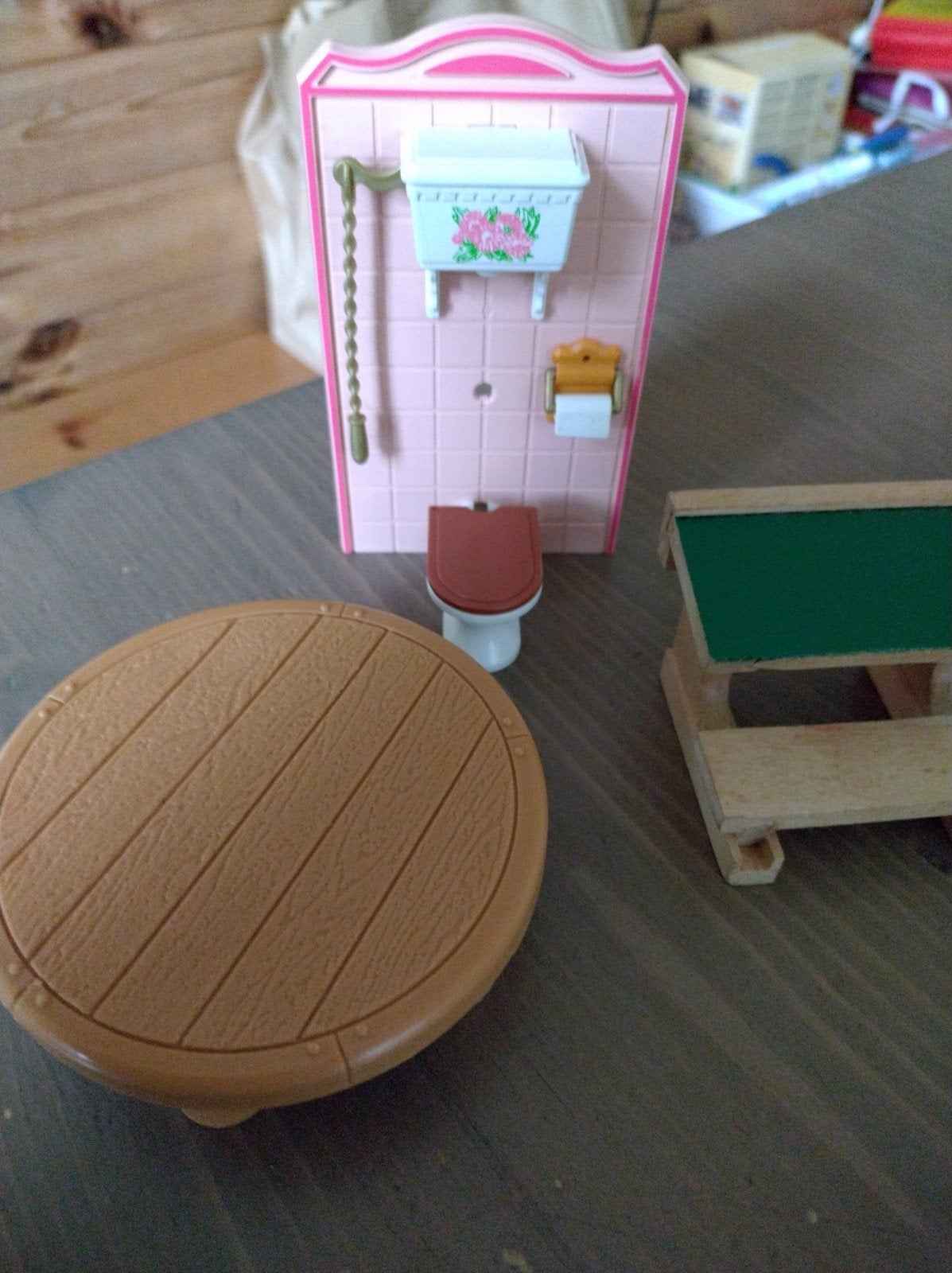 Poppenhuis meubels te koop WC/Tafel/schoolbank, Ophalen of Verzenden, Gebruikt, Poppenhuis