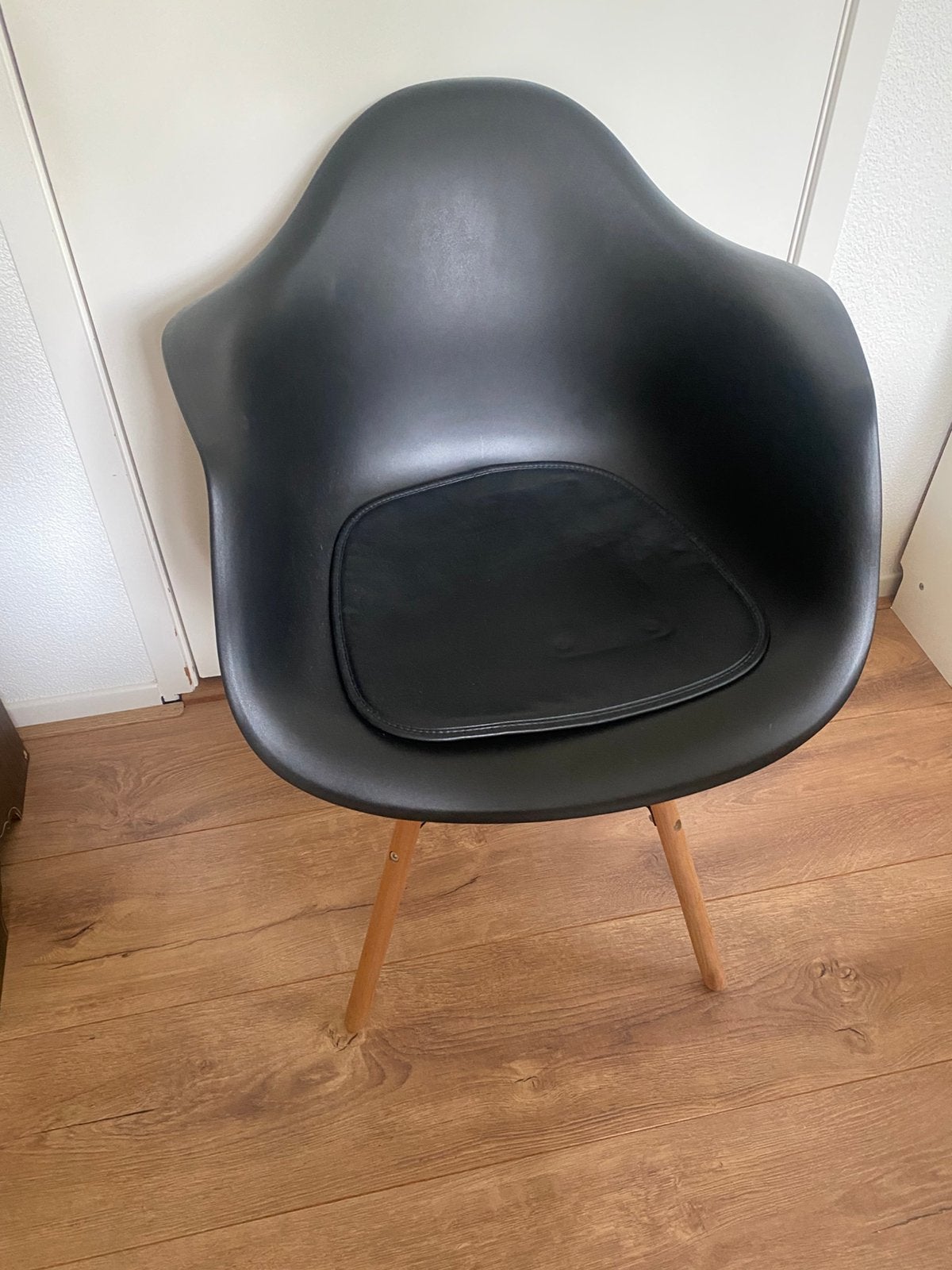Sale* 25,-/zwarte stoel met houten poten - Zo goed als nieuw, Huis en Inrichting, Stoelen, Ophalen, Zwart, Zo goed als nieuw, Eén