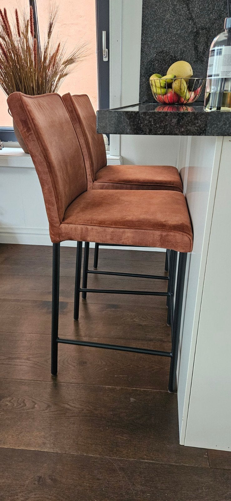 2 Luxe Velours Barkrukken met Zwart Stalen Onderstel, Ophalen, Met voetsteun, Zo goed als nieuw, 90 cm of meer