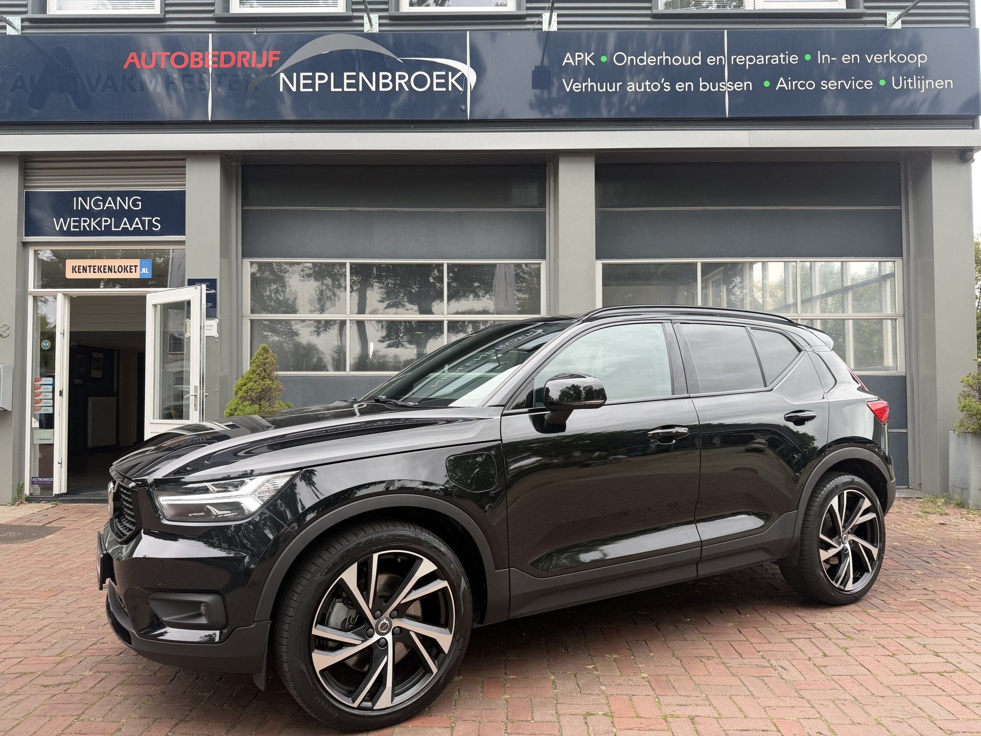 Volvo XC40 1.5 T5 Recharge R-Design | LED | Dark | 20" | Par, Auto's, Dealer onderhouden, Gebruikt, Zwart, 59 km/l