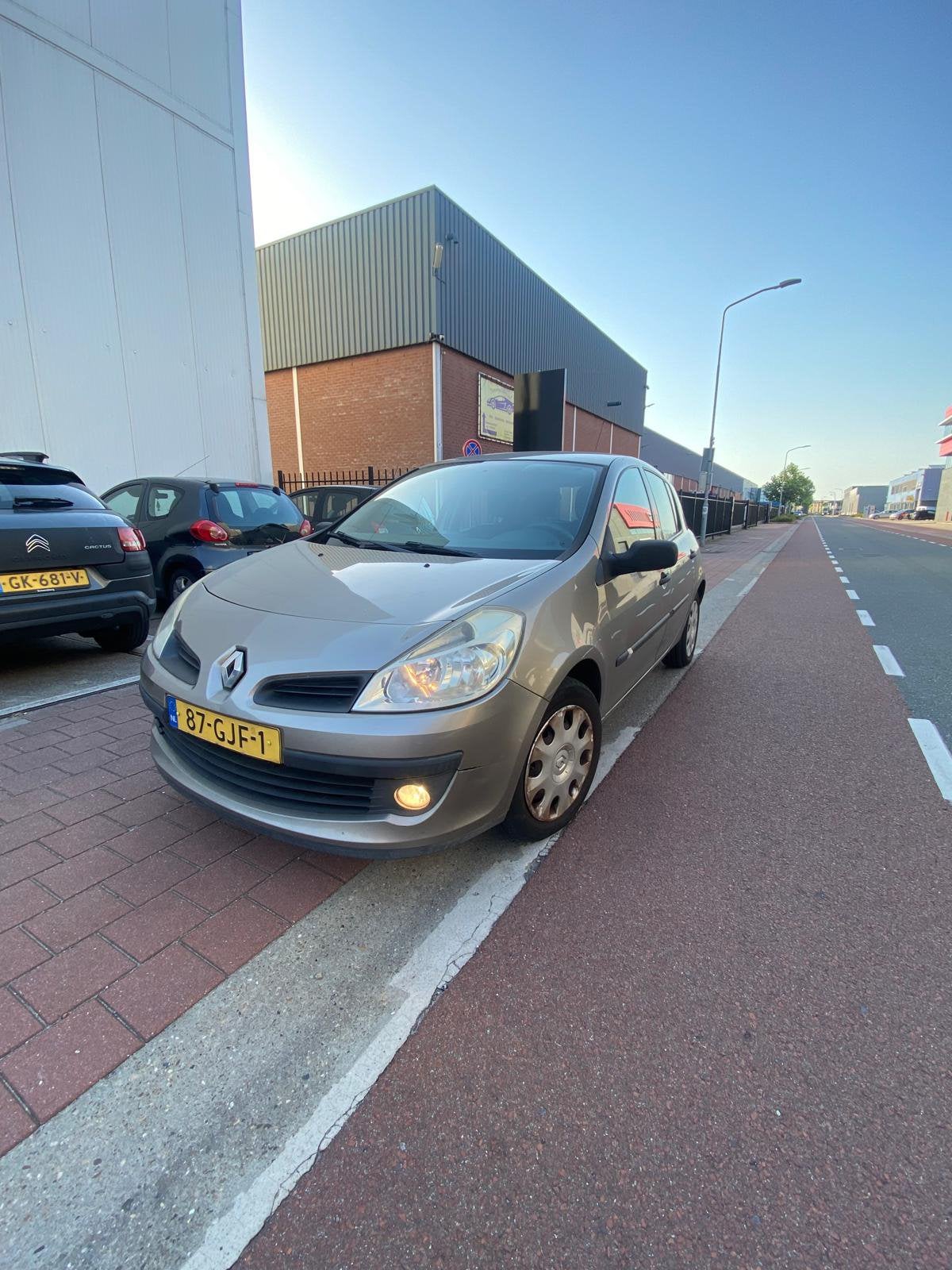 Renault Clio 1.2 16V 55KW 5-DRS E4 2008 Beige Nieuwe apk, Auto's, Voorwielaandrijving, Startonderbreker, 74 pk, Zwart