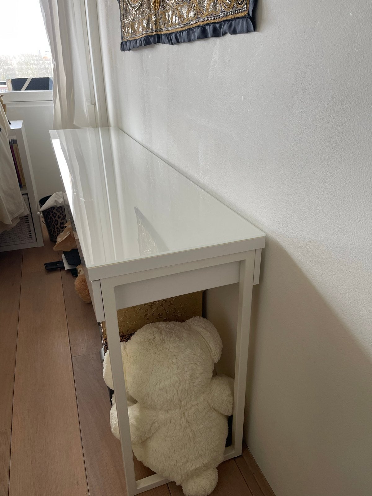 Foto 4 van IKEA Besta  halftafel/bureau 180cm met melkwitte glasplaat