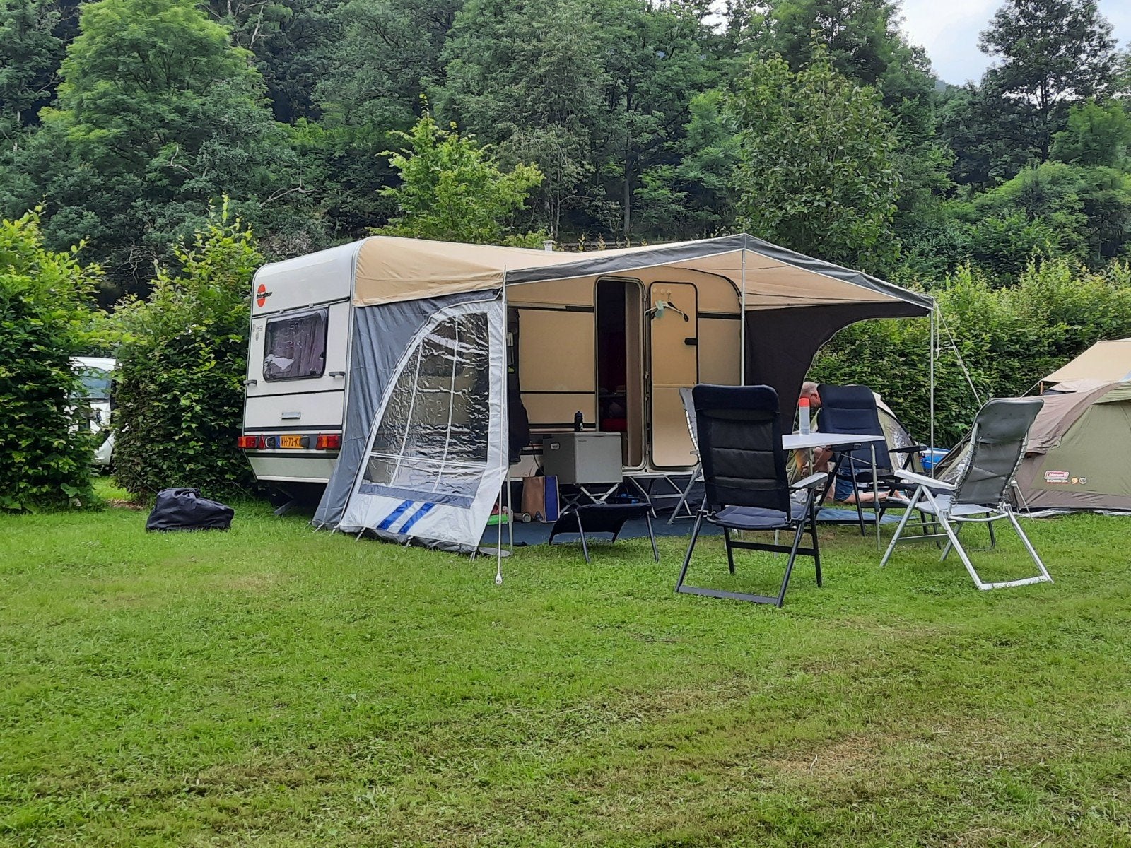 Nette, Bürstner caravan uit 1992 met voortent en luifel, Treinzit, Bürstner, Tot en met 4, Dwarsbed